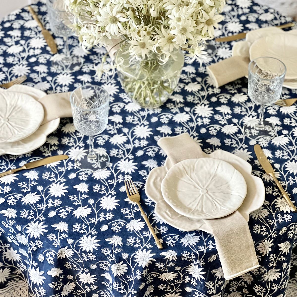 Flannel flower round tablecloth navy ©