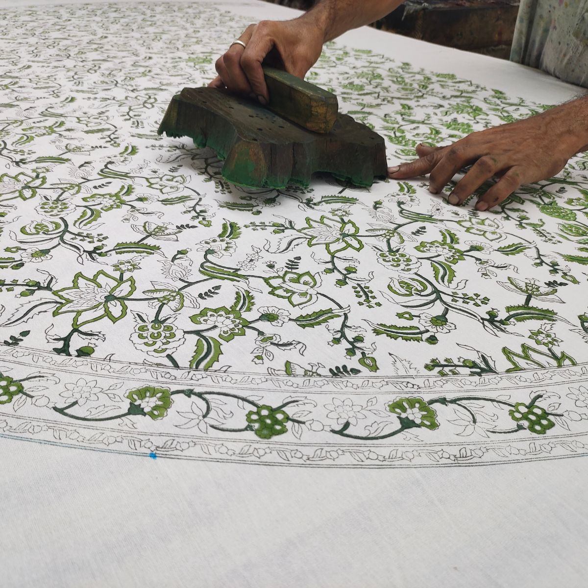 Chintz green round tablecloth ©