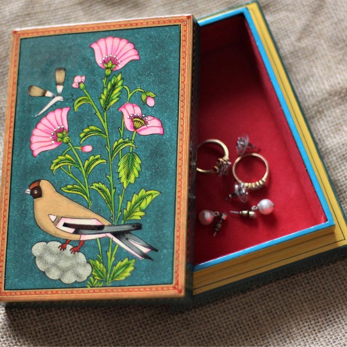 Hand-painted Blossom Green wooden keepsake box designed to store cherished memories, jewellery, photographs, and treasured keepsakes.