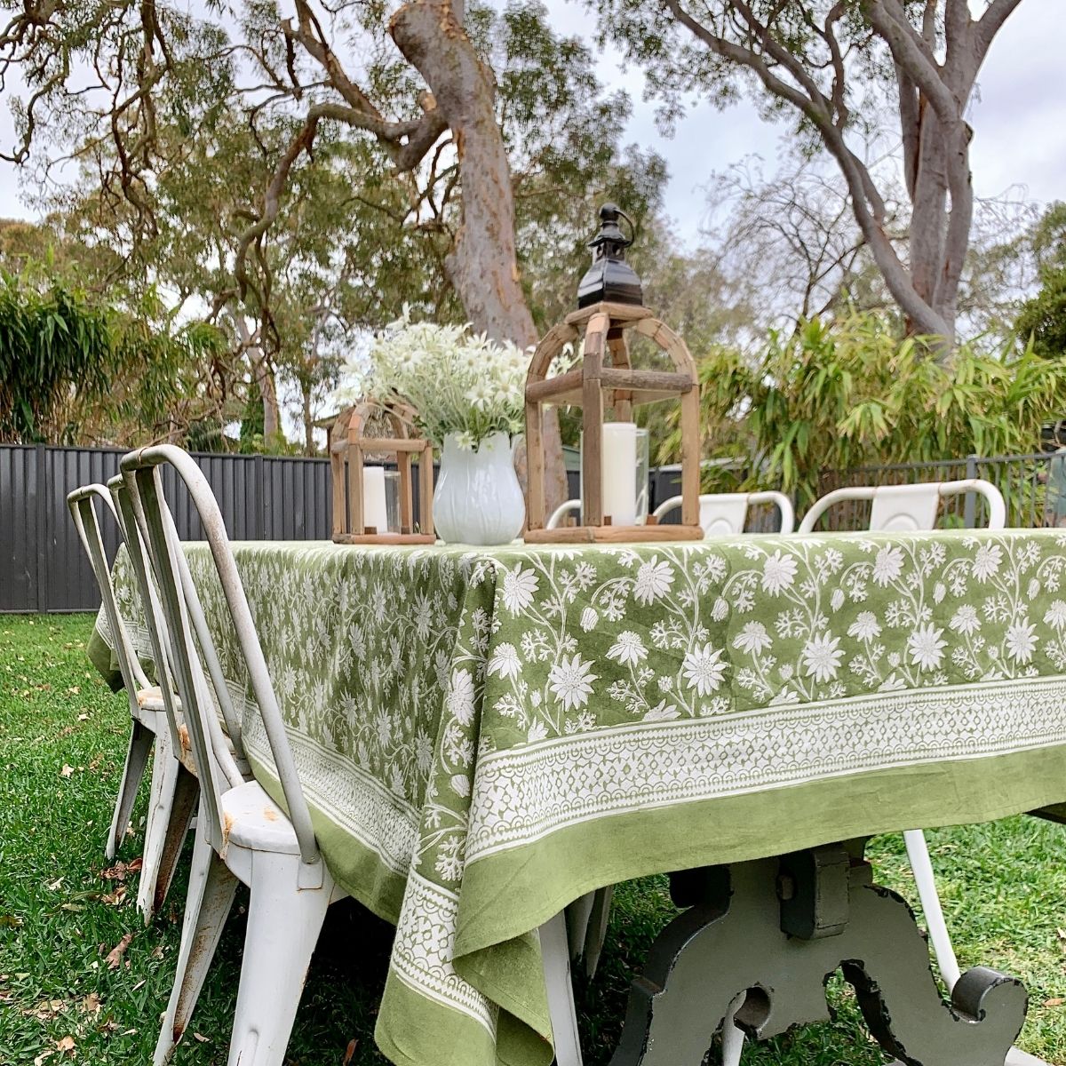 180 x 270 cm Flannel Flowers cotton tablecloth creating an inviting outdoor brunch setting with flannel flowers in a vase 