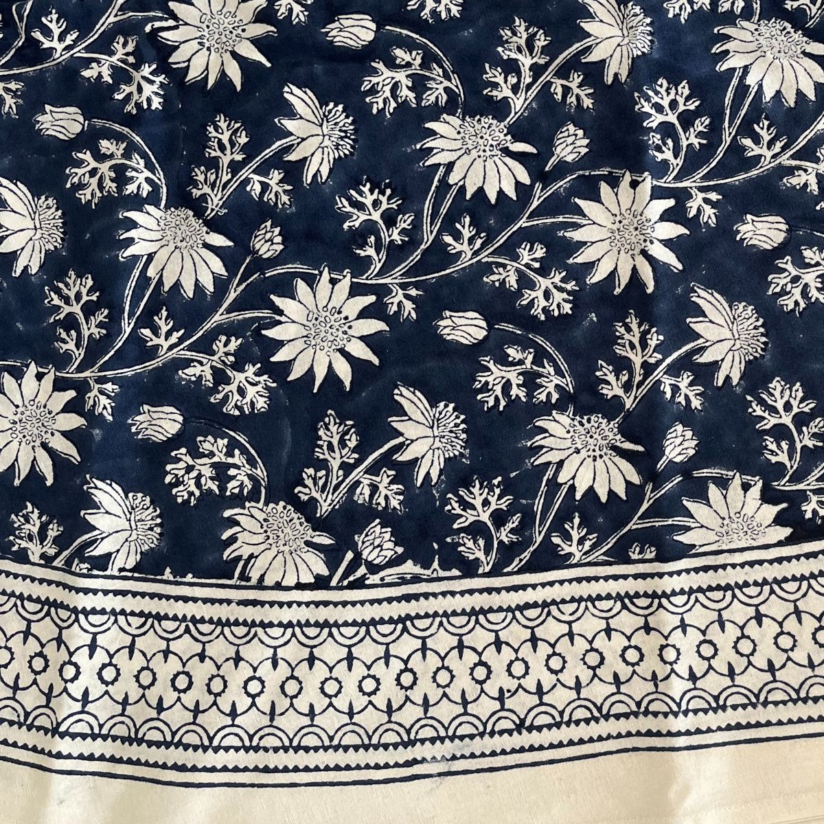 Flannel flower navy blue round tablecloth 180cm ©